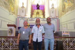 Novidades: Da esquerda para direita: Sérgio Lopes, Moysés Duque e Edmar Amorim, colaboradores da manutenção responsáveis pela troca das lâmpadas
