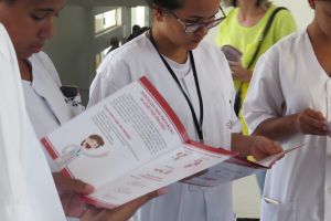 Novidades: As enfermeiras entregaram cartilhas, folderes educativos da ANVISA, Ministério da Saúde e material produzido pelos setores.