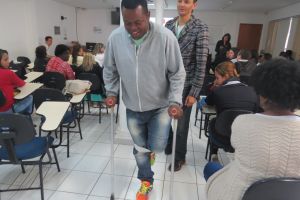 Novidades: Houve dinâmicas durante a palestra para mostrar as dificuldade que os deficientes físicos encontram