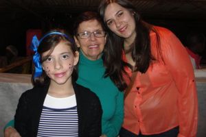 Novidades: SecretÃ¡ria executiva, Marisa Tasca, junto com suas netas Sabrina e Isadora Tasca.