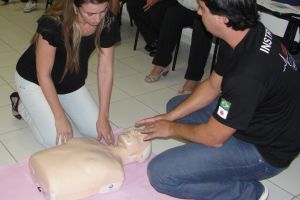 Novidades: Enfermeiro Marcos Paulo Schilinz explicando como fazer uma massagem cardÃ­aca.