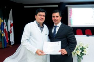 Novidades: Dr. Gláucio Souza entregou o diploma de palestrante do curso para Dr. Marcelo Salgado