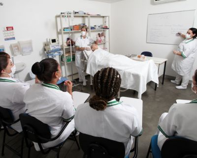 Aprenda a cuidar e salvar vidas! Matrículas abertas para o curso de Técnico da Escola de Enfermagem (Data da publicacao)