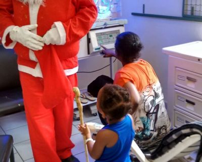 O verdadeiro espírito do Natal: grupo de amigos visita pacientes levando afeto e doações (23/12/2015 15:43:40)
